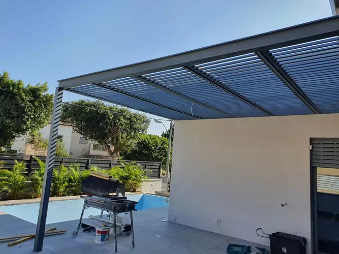 פרגולה מאלומיניום בגינת בית פרטי